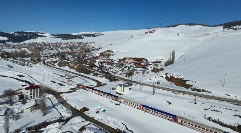 Kars&rsquo;ta Doğu Ekspresi&rsquo;ne yoğun ilgi: Vatandaşlar bayram tatili i&ccedil;in masalsı yolculuğu tercih ediyor