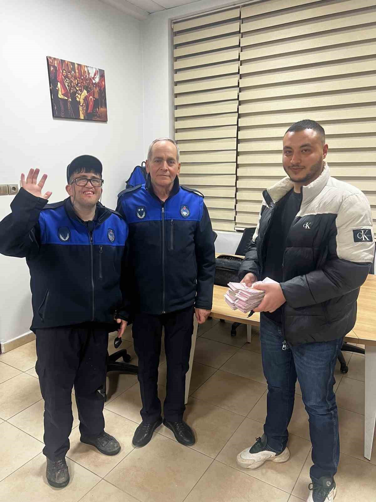 Kaldırımda bulunan para dolu &ccedil;anta sahibine teslim edildi
