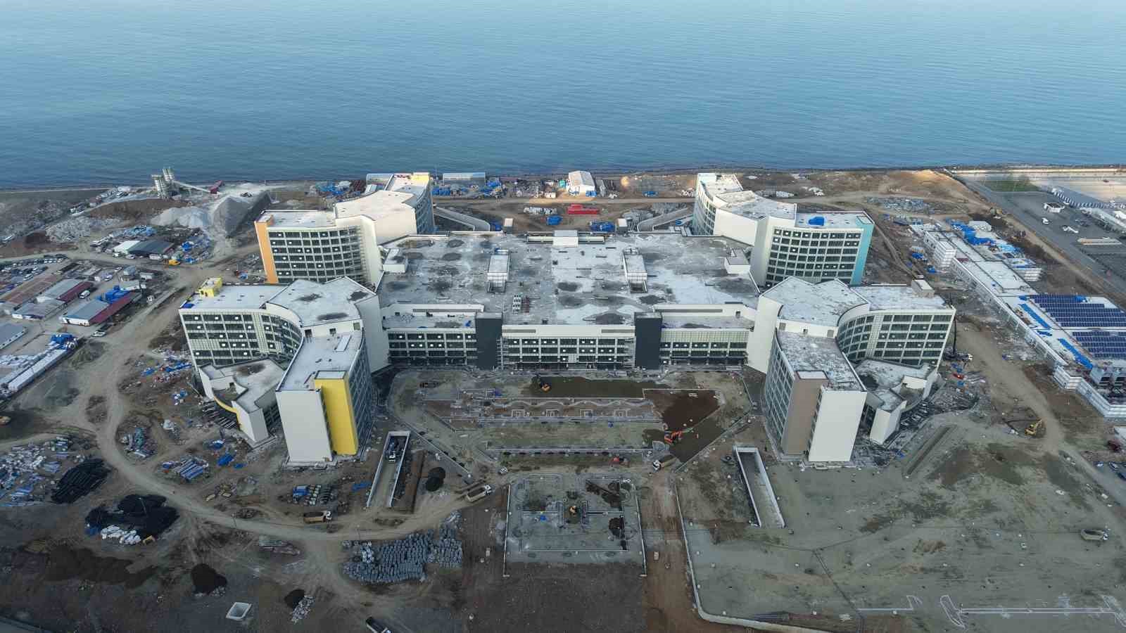 Bakan Memişoğlu Trabzon Şehir Hastanesi i&ccedil;in "Kayıyor" eleştirilerine cevap verdi
