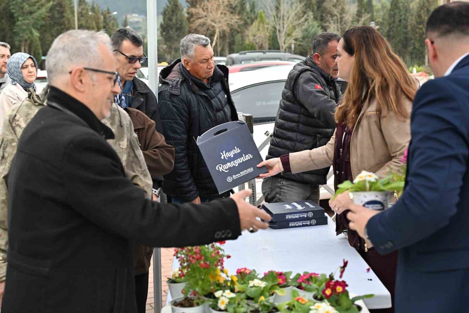 Manisa B&uuml;y&uuml;kşehir Belediyesi, mezarlık ziyaretlerinde vatandaşların yanında oldu
