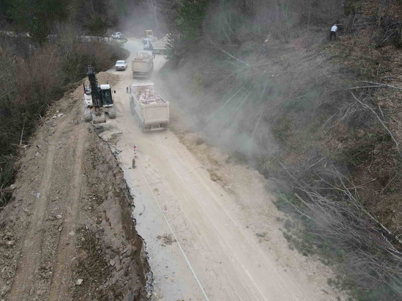 Binlerce kişinin ziyaret ettiği Valla Kanyonu ve Ilıca Şelalesi’nin yolu bayrama hazır hale getirildi
