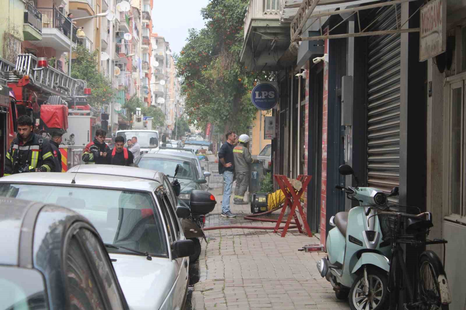 Batarya d&uuml;kkanında yangın &ccedil;ıktı, bina tahliye edildi
