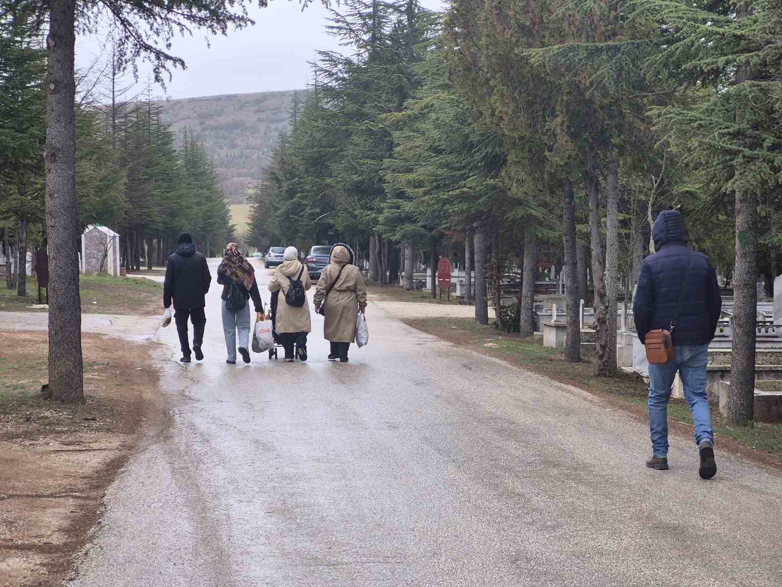 Eskişehir&rsquo;de Arefe g&uuml;n&uuml;nde Asri Mezarlık&rsquo;ta yoğunluk yaşandı
