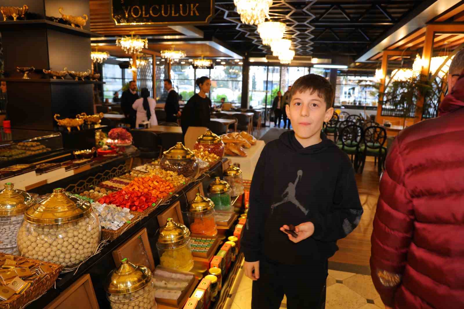 Kahramanmaraş&rsquo;ta tezgahlar şeker ve &ccedil;ikolatalarla s&uuml;slendi
