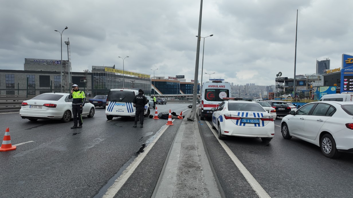 Esenyurt&rsquo;ta bayram &ouml;ncesi cinayet gibi trafik kazası: Plastik kask &ouml;l&uuml;m getirdi