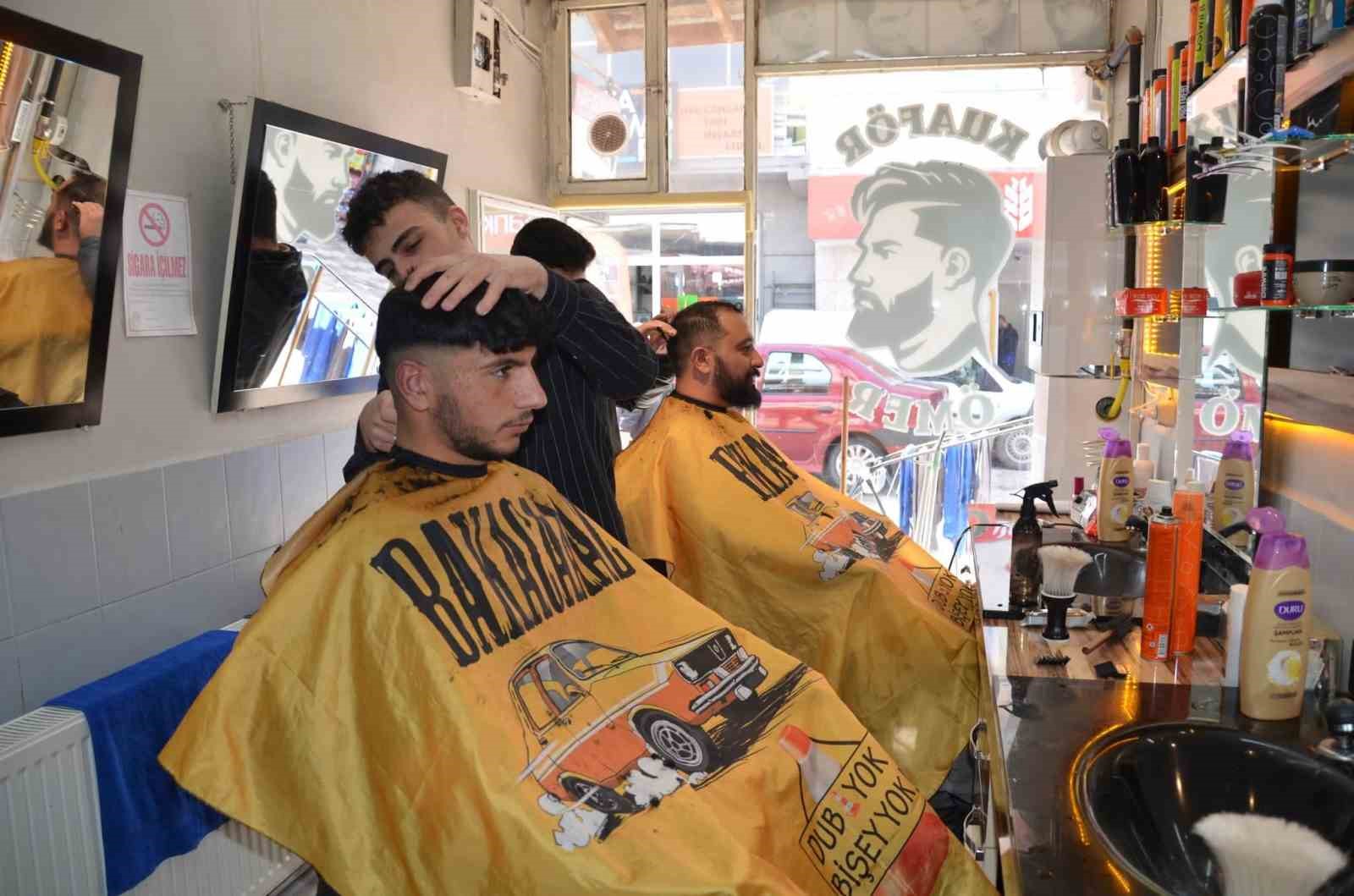 Tercan&rsquo;da berberlerde bayram yoğunluğu
