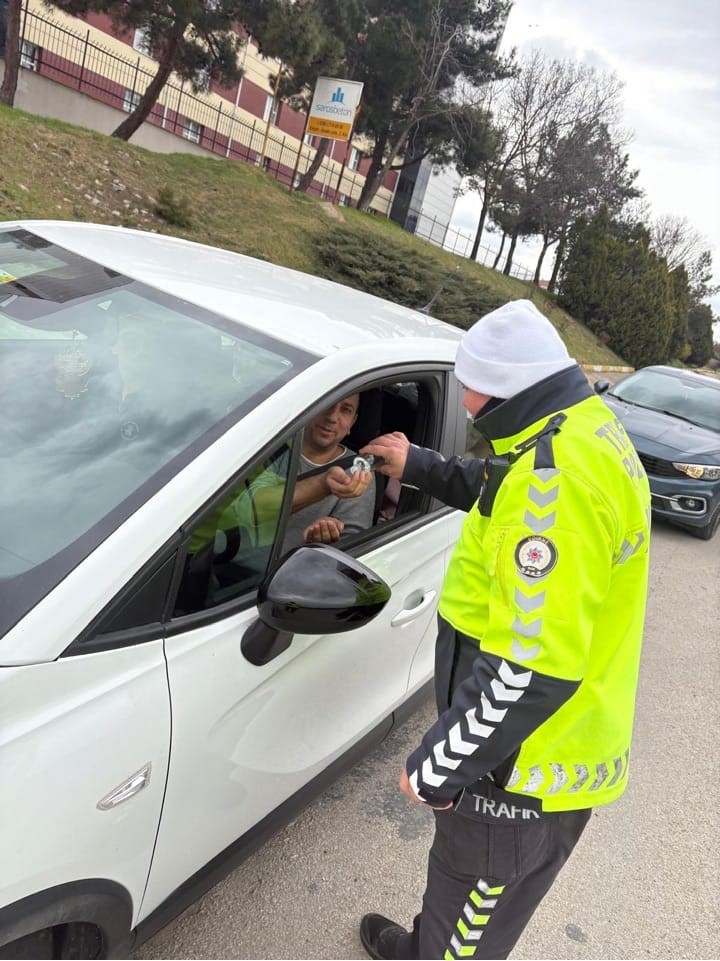 Edirne&rsquo;de şekerli ve kolonyalı trafik uygulaması
