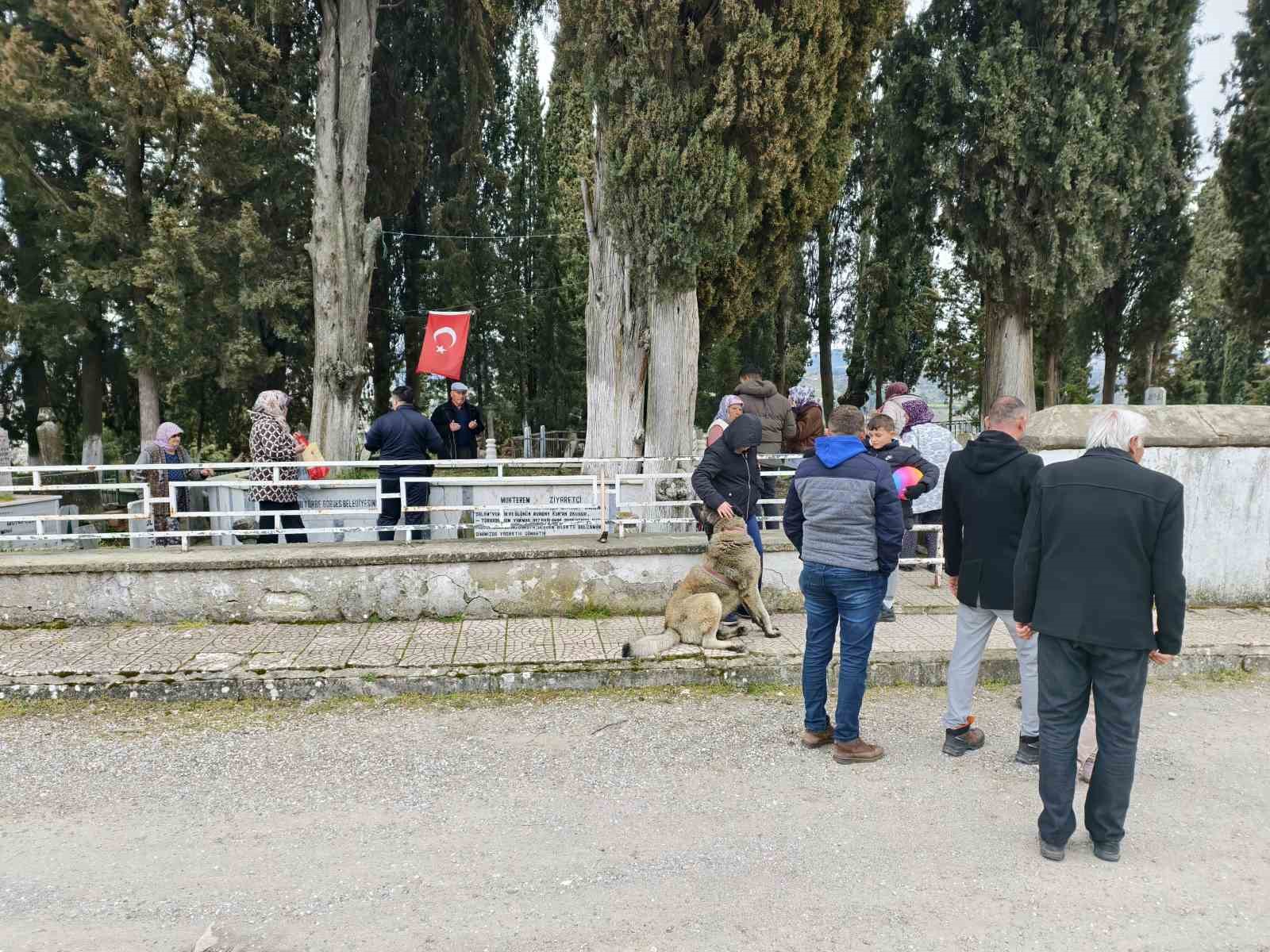 Bayram &ouml;ncesi mezarlıklarda duygu seli
