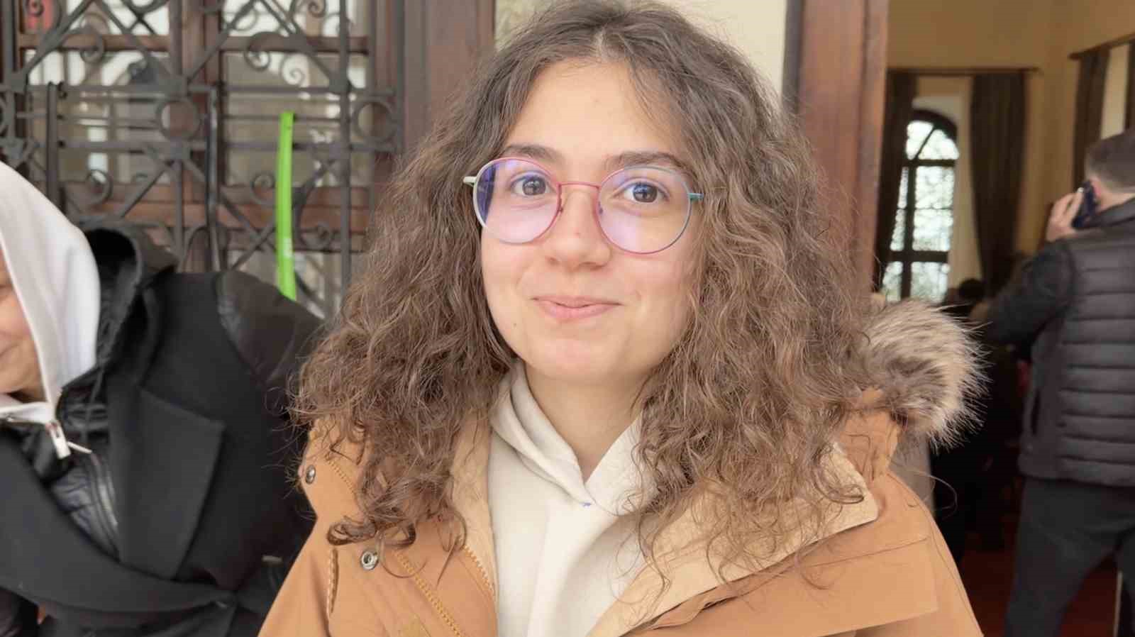 Emirsultan T&uuml;rbesin&rsquo;deki sakal-ı şerife ziyaret&ccedil;i akını
