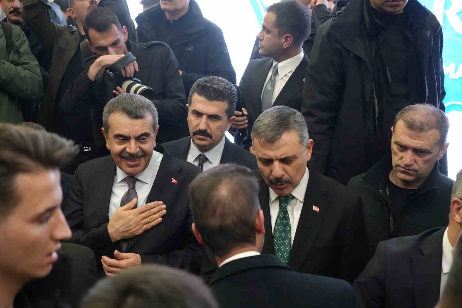 Bakan &Ccedil;ift&ccedil;i ve Bakan Tekin, Erzurum&rsquo;da 4 bin kişiyle iftarda buluştu
