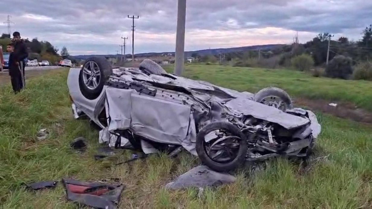 Bayram yolunda feci kaza: Otomobiller kafa kafaya &ccedil;arpıştı, 7 kişi yaralandı