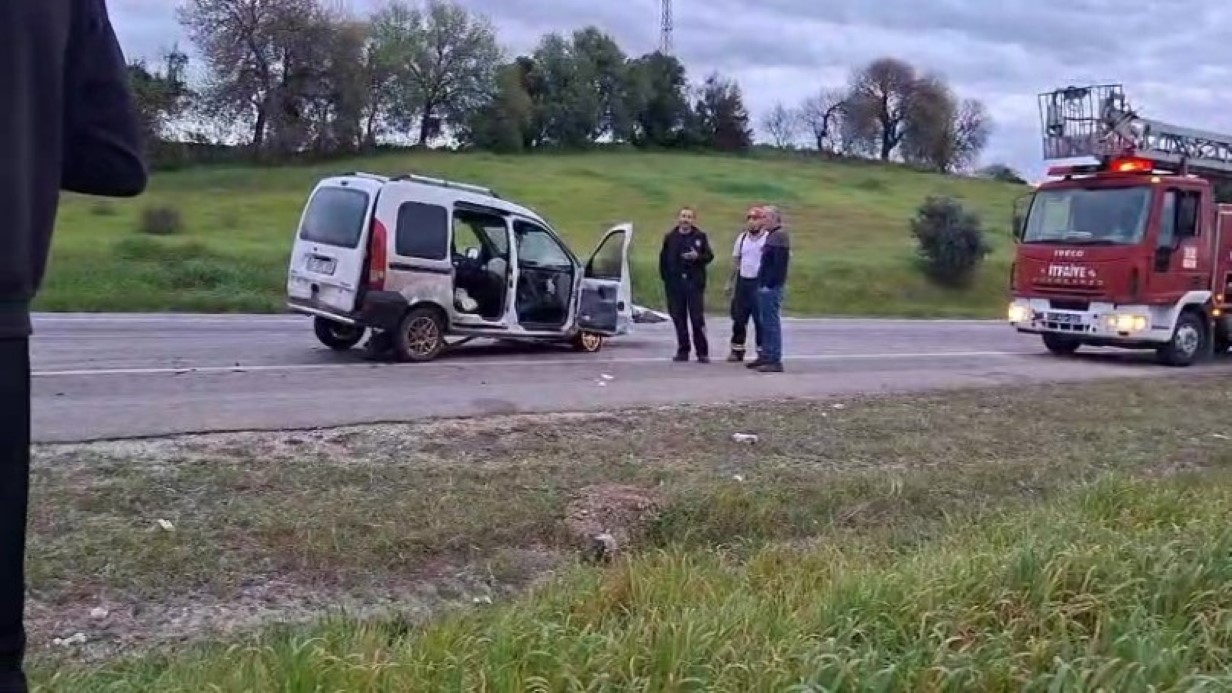 Bayram yolunda feci kaza: Otomobiller kafa kafaya &ccedil;arpıştı, 7 kişi yaralandı
