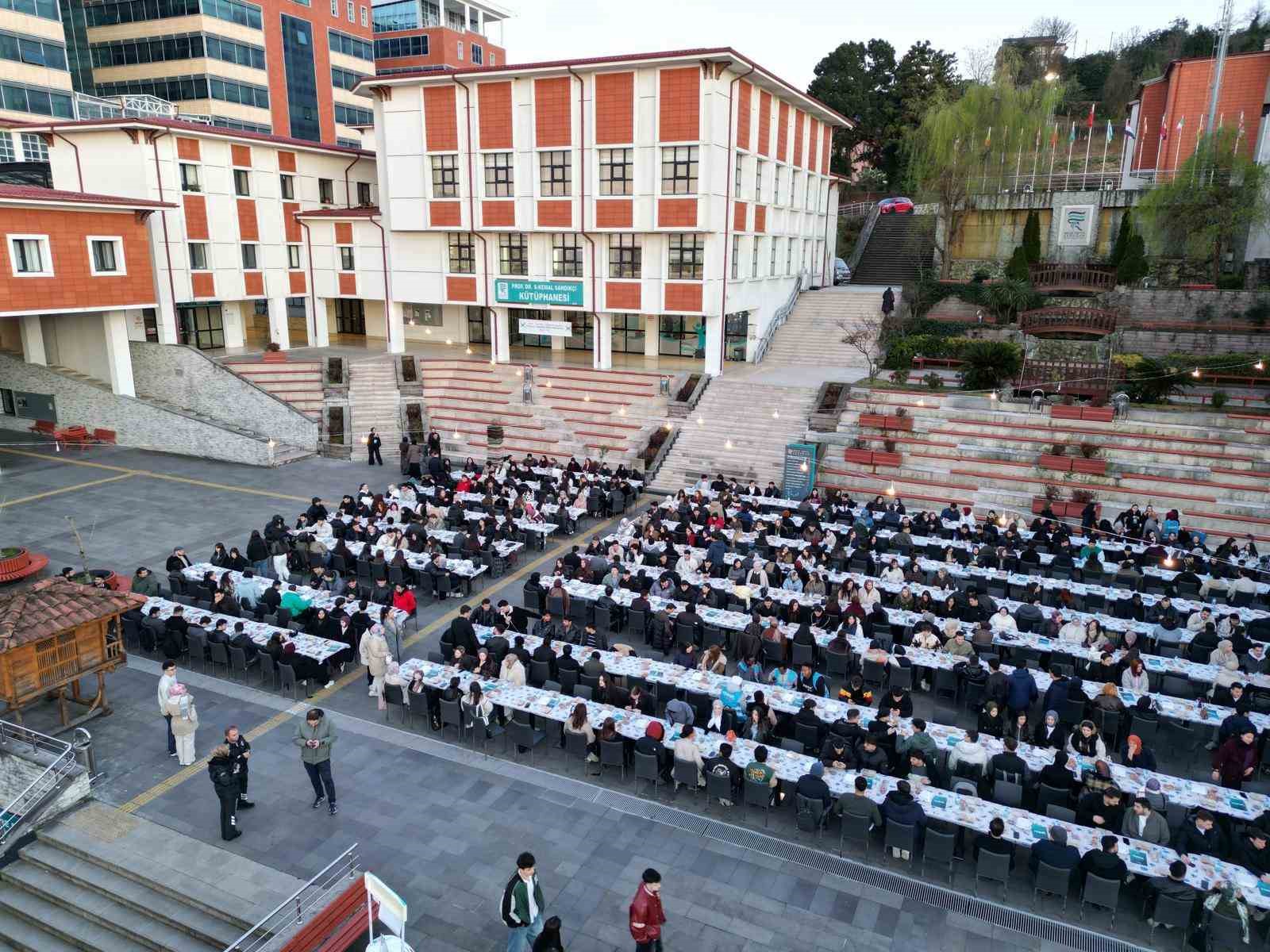 RTE&Uuml;&rsquo;de &ouml;ğrenciler iftarda buluştu
