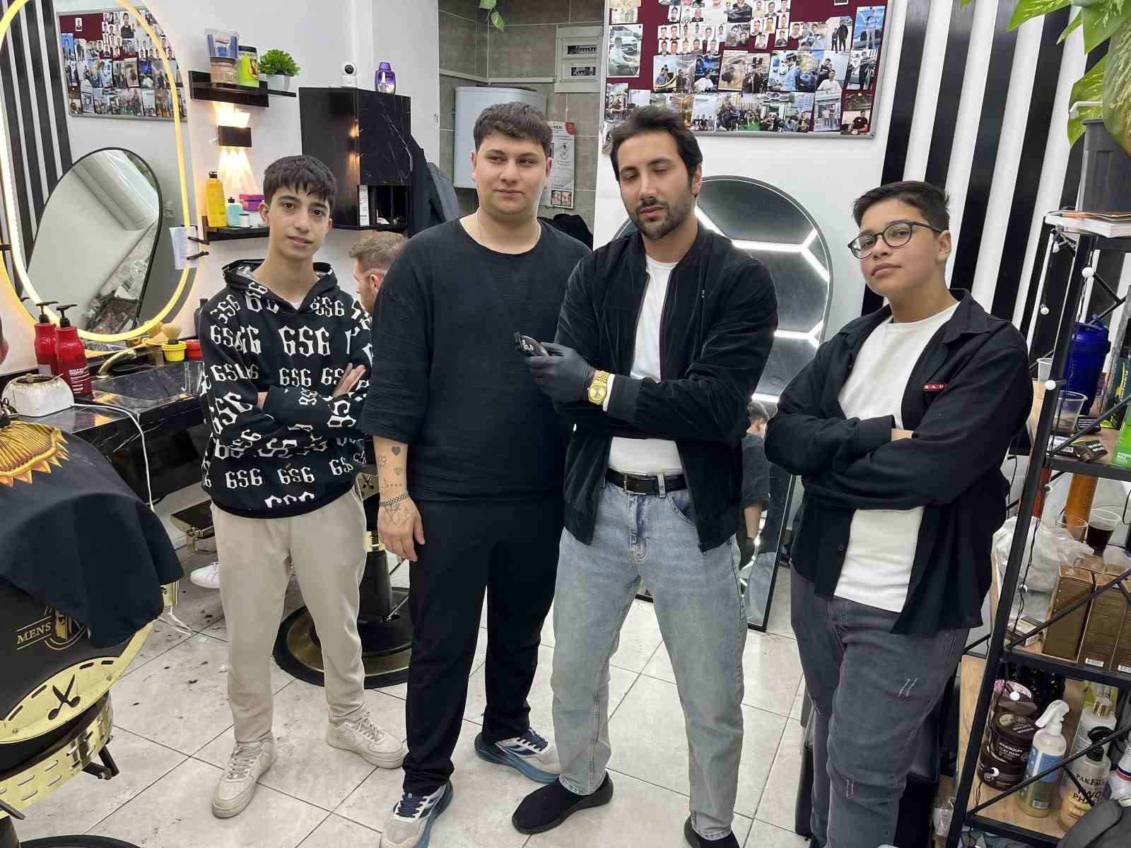 Berberler bayram tıraşı i&ccedil;in 24 saat mesai yapıyor
