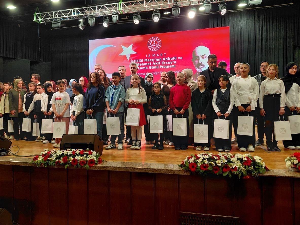 D&uuml;zceli &ouml;ğrenci T&uuml;rkiye &uuml;&ccedil;&uuml;nc&uuml;s&uuml; oldu
