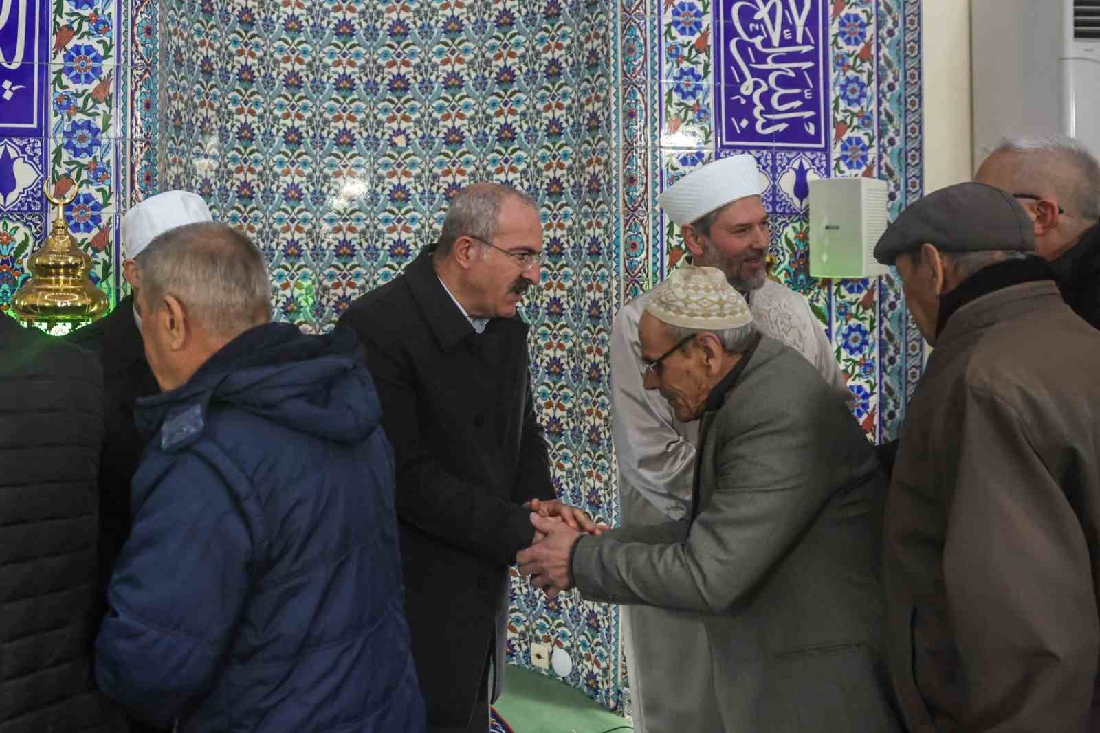 Vali Toraman, namaz sonrası vatandaşlarla bayramlaştı
