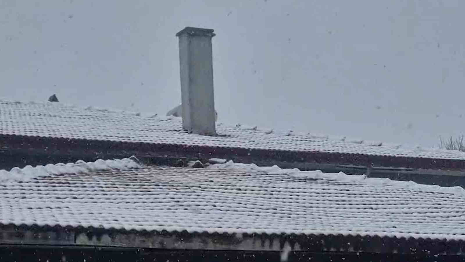 Bolu g&uuml;ne karla uyandı
