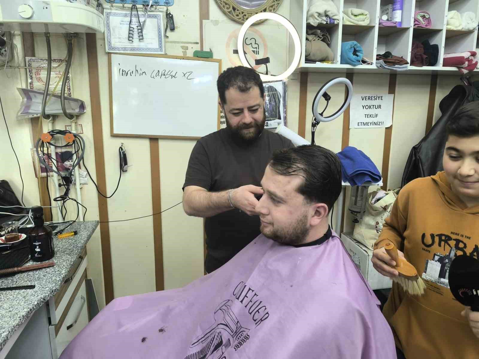 Ramazan Bayramı&rsquo;nı oturdukları berber sandalyelerinde karşıladılar
