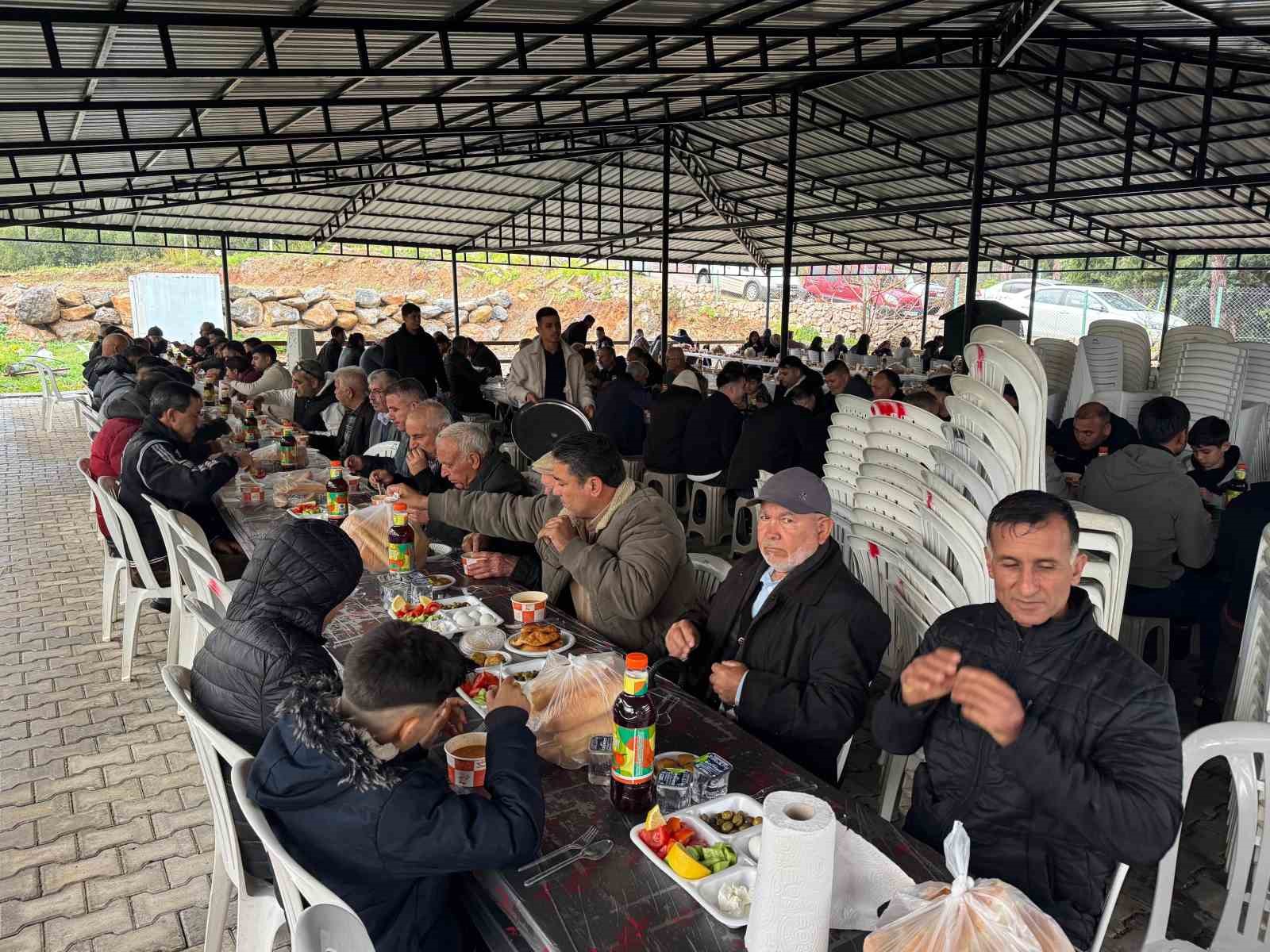 Gelenek sürüyor: Tüm mahalle bir araya gelerek bayramı kutladı