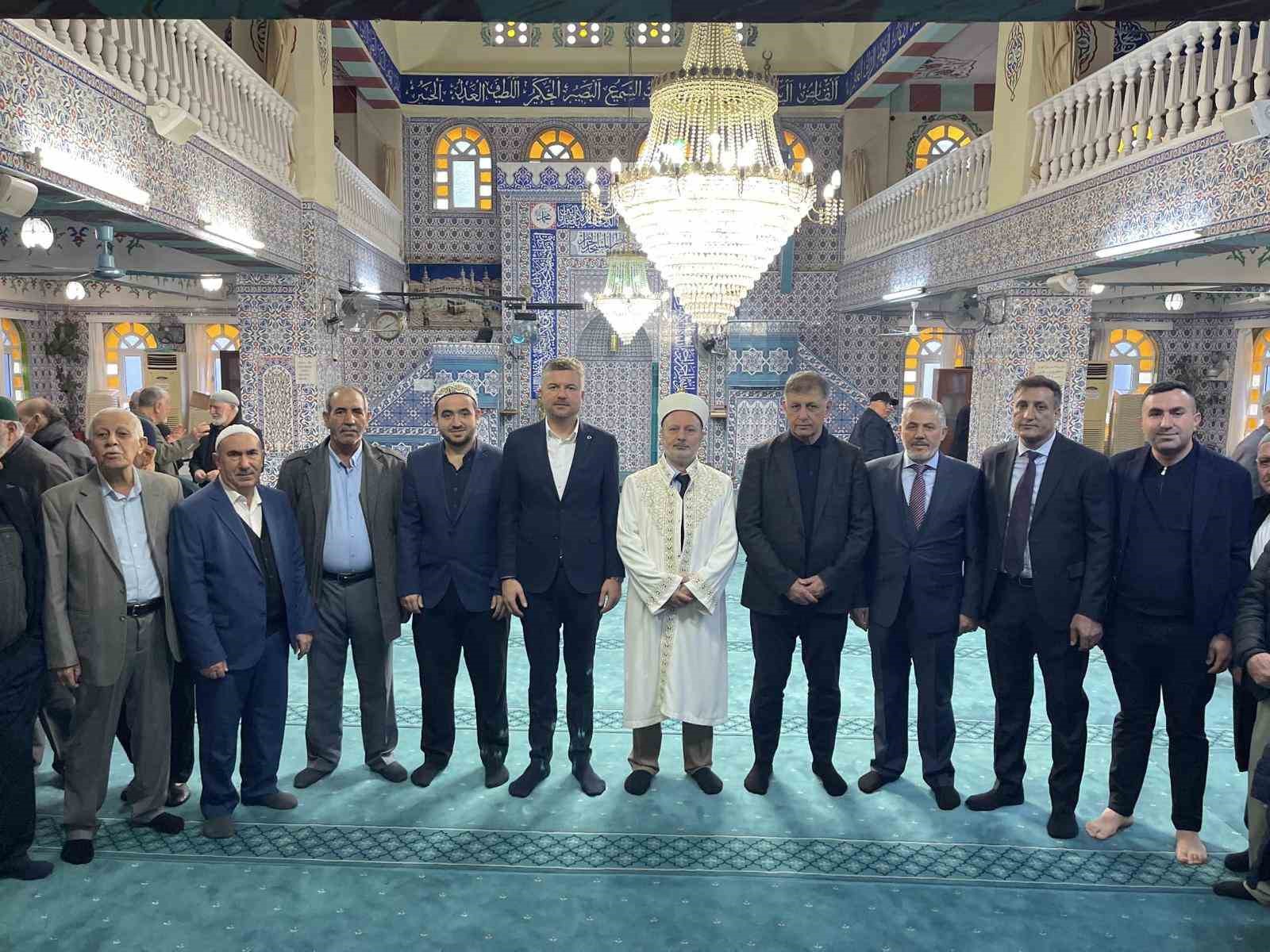 Başkan Tugay bayram namazında Bucalılarla buluştu
