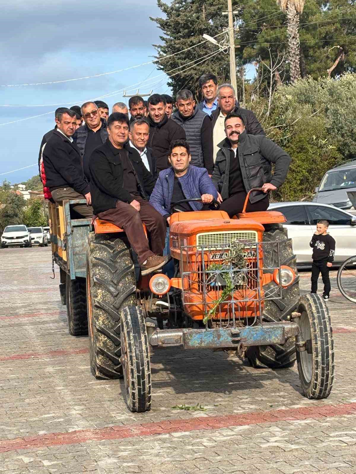 50 yıllık gelenek bozulmadı, trakt&ouml;rle mezarlık ziyareti
