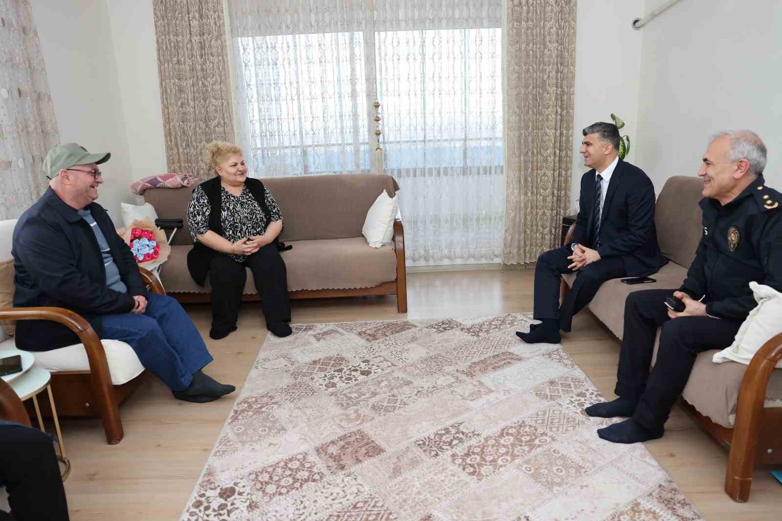 Şener, bayramda g&ouml;rev başındakileri ve şehit ailelerini unutmadı
