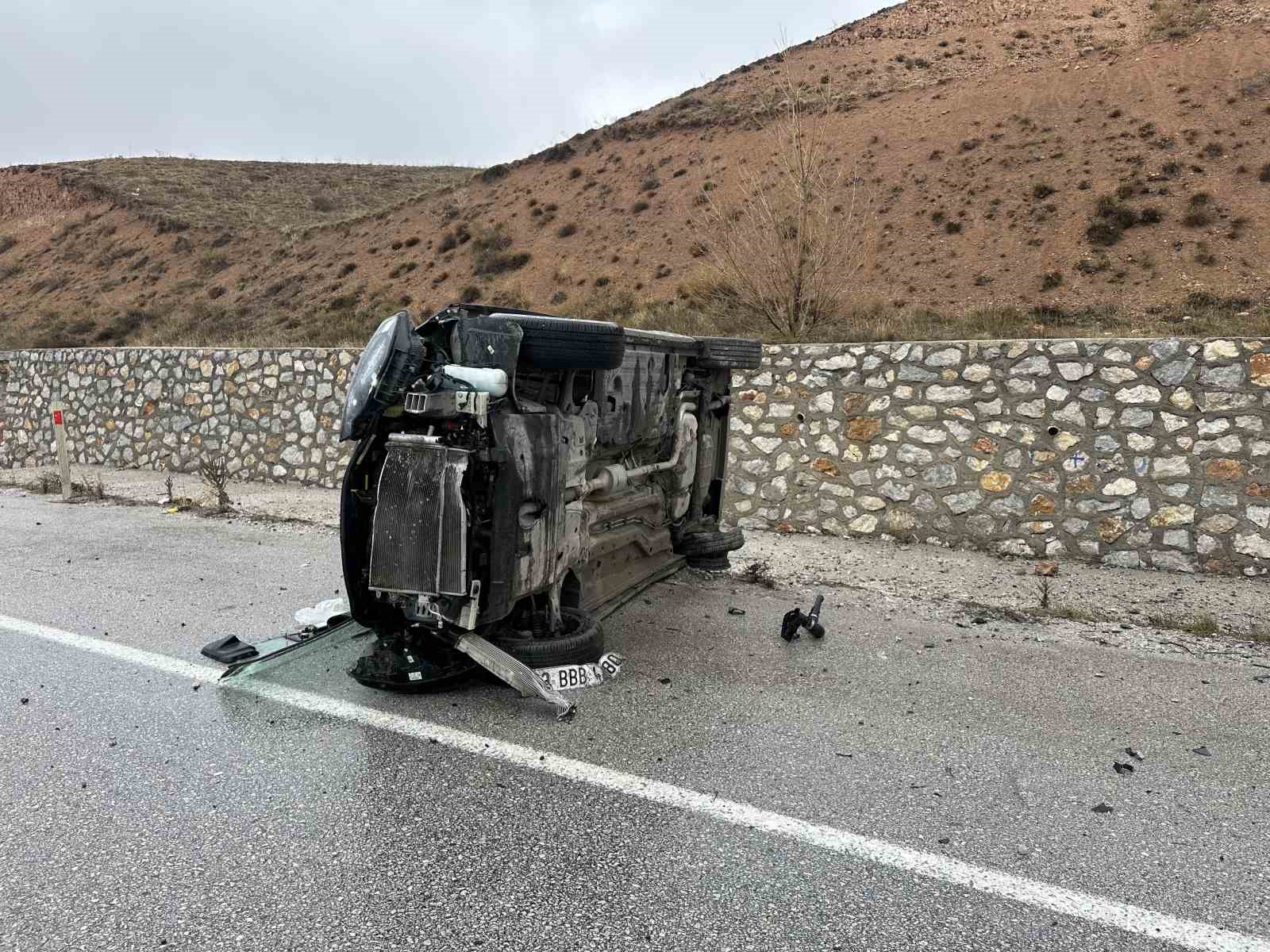 Çorum’da devrilen otomobildeki 5 kişi yaralandı