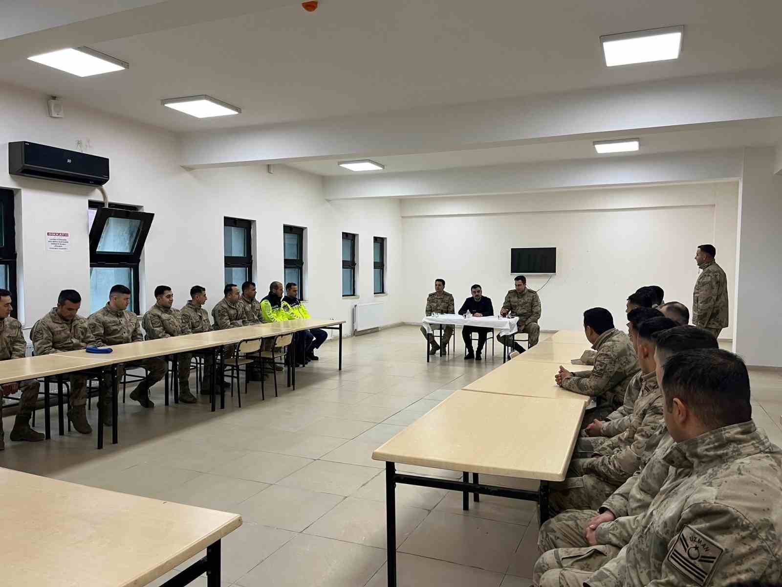 Dicle Kaymakamı Atış, asker, polis, sağlık personeli ve vatandaşlarla bayramlaştı