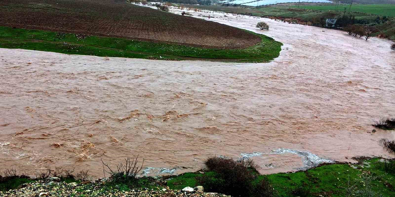 Araban’da etkili olan sağanak yağış Sıtma Pınar Çayı’nın debisini arttırdı