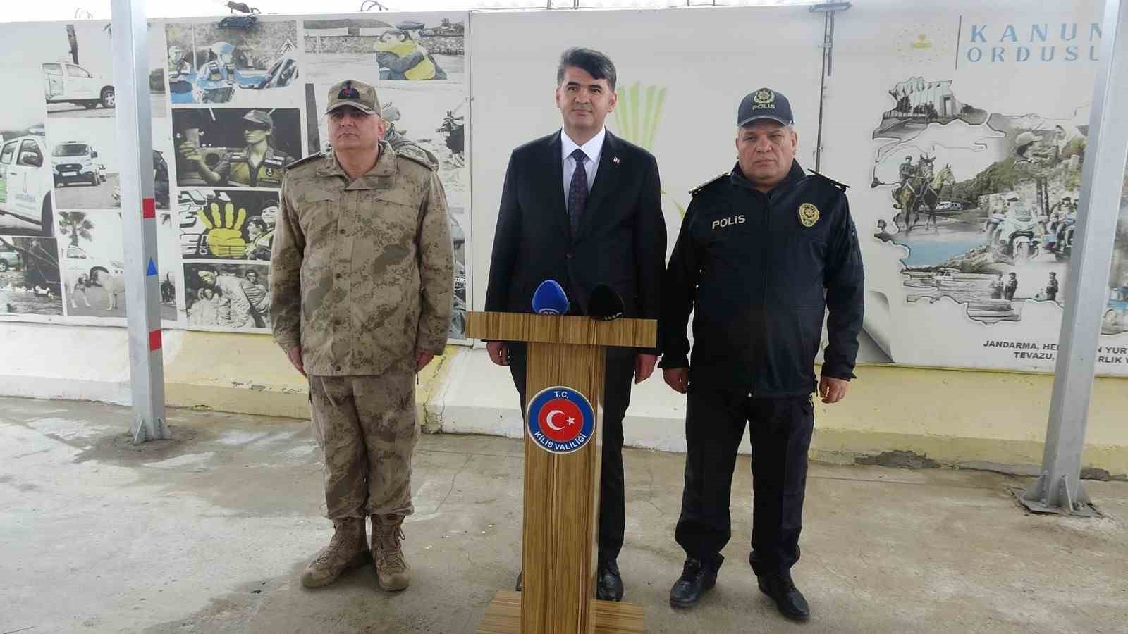 Vali Kalaylı uygulama noktasında güvenlik güçleri ve vatandaşlarla bayramlaştı