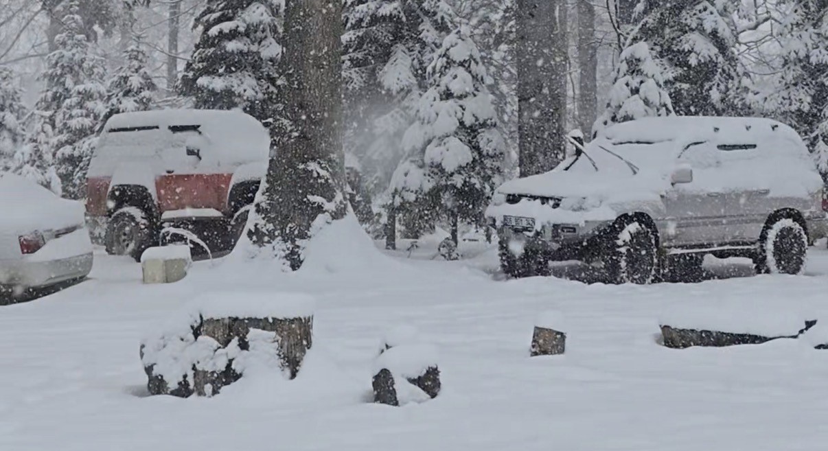 D&uuml;zce&rsquo;nin y&uuml;ksek kesimleri beyaza b&uuml;r&uuml;nd&uuml;: Kar kalınlığı 40 santimetreye ulaştı
