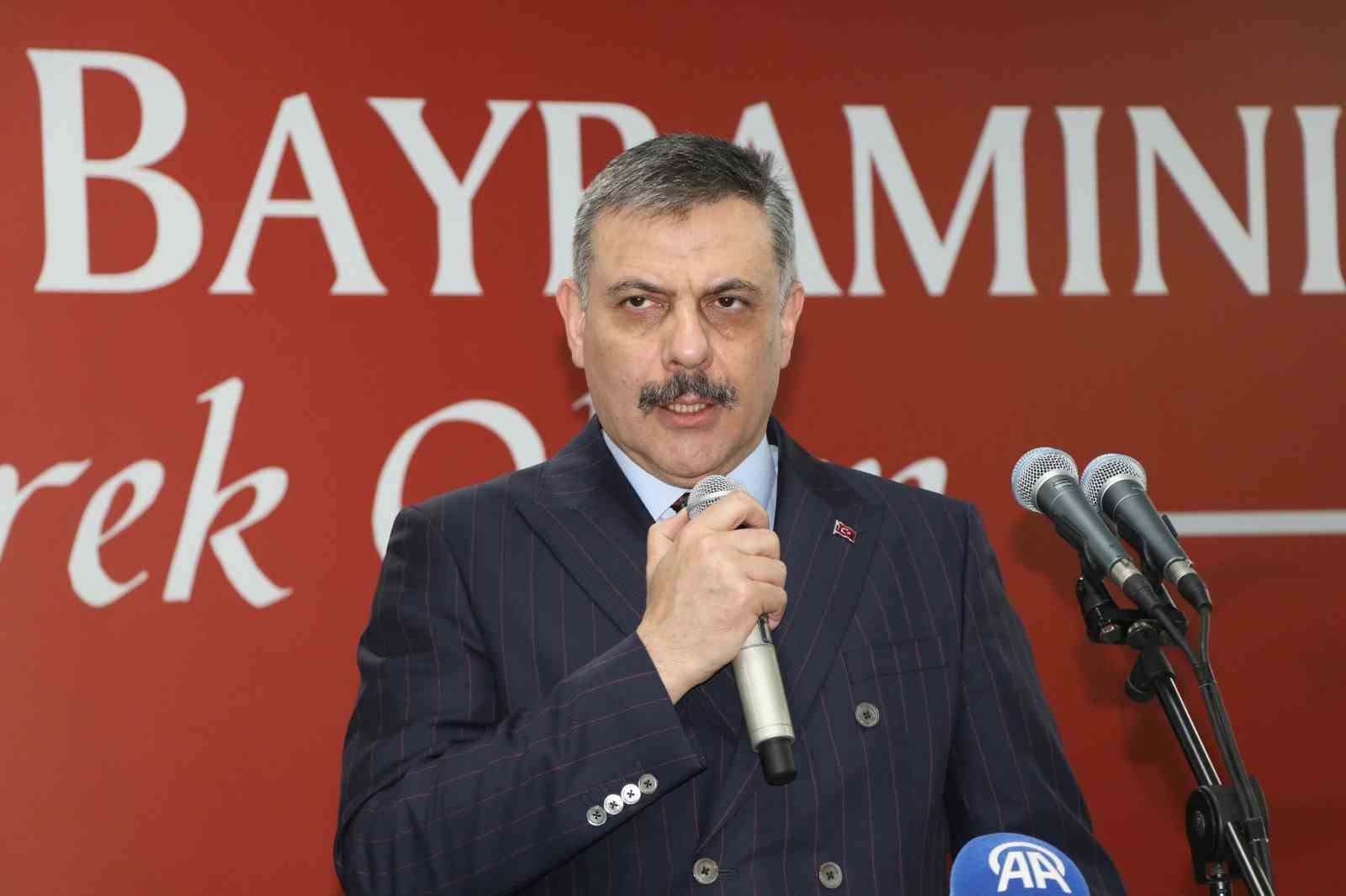 Bakan &Ccedil;ift&ccedil;i, asker ve vatandaşlarla bayramlaştı
