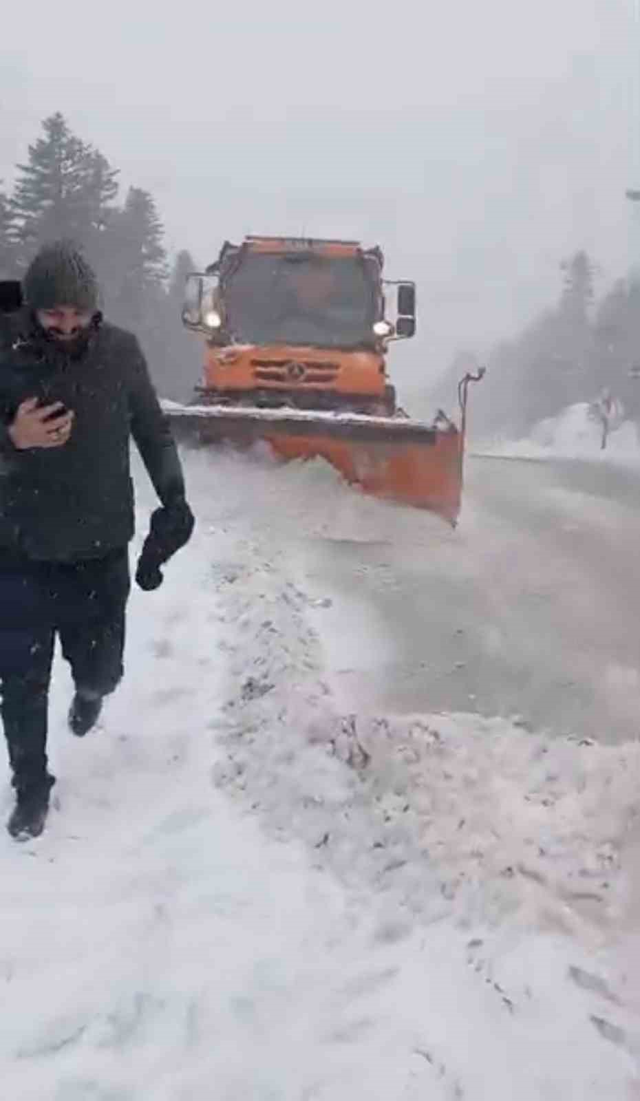 Uludağ’da bayramda kar sürprizi: Yollar beyaza büründü, ekipler seferber oldu