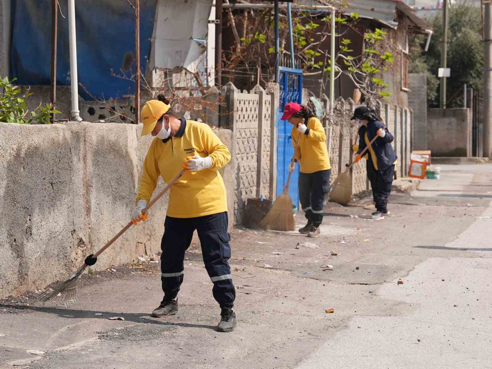 Tarsus’ta bayram öncesinden başlatılan temizlik ve ilaçlama çalışmaları sürüyor