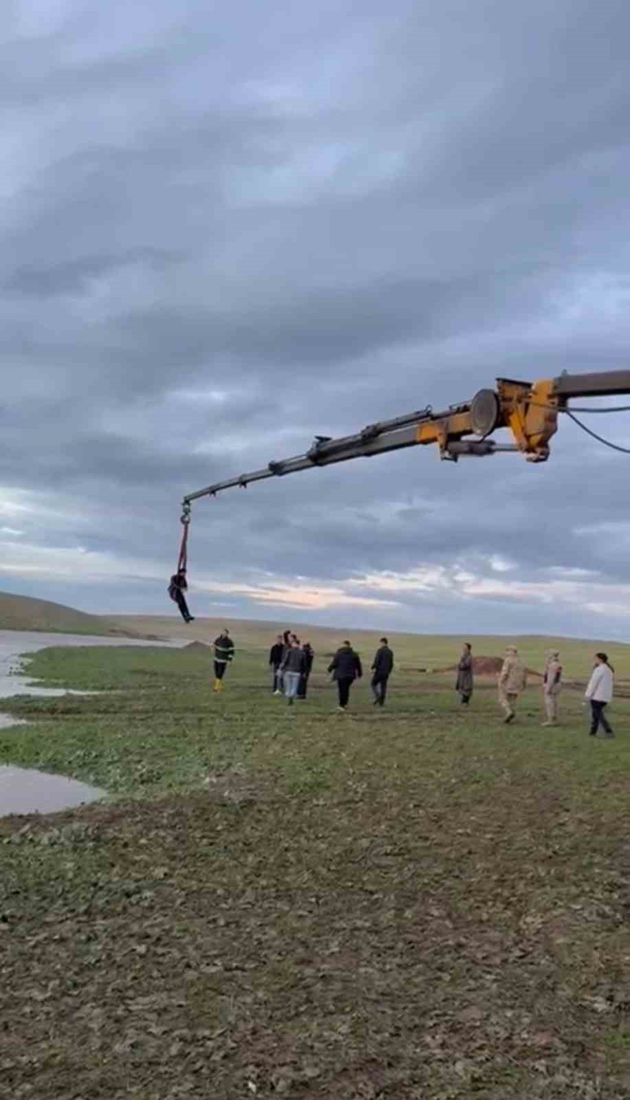 Şanlıurfa&rsquo;da dere sularına kapılan trakt&ouml;r s&uuml;r&uuml;c&uuml;s&uuml; vin&ccedil;le kurtarıldı
