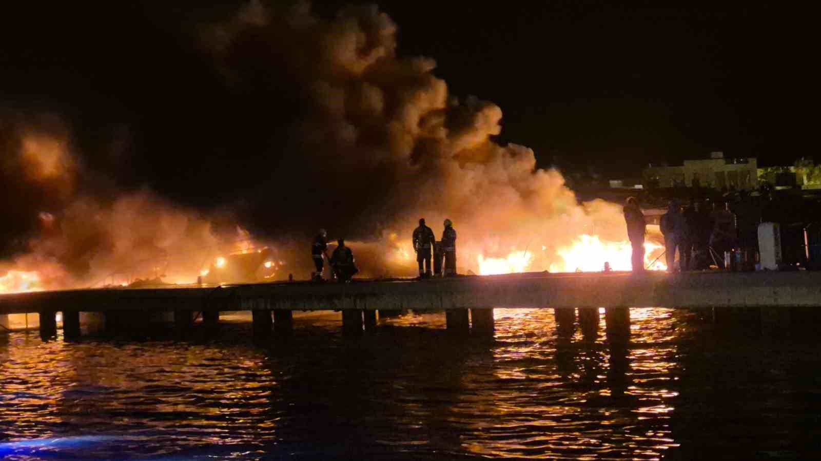 Bodrum&rsquo;da milyonluk tekneler alev alev yanıyor
