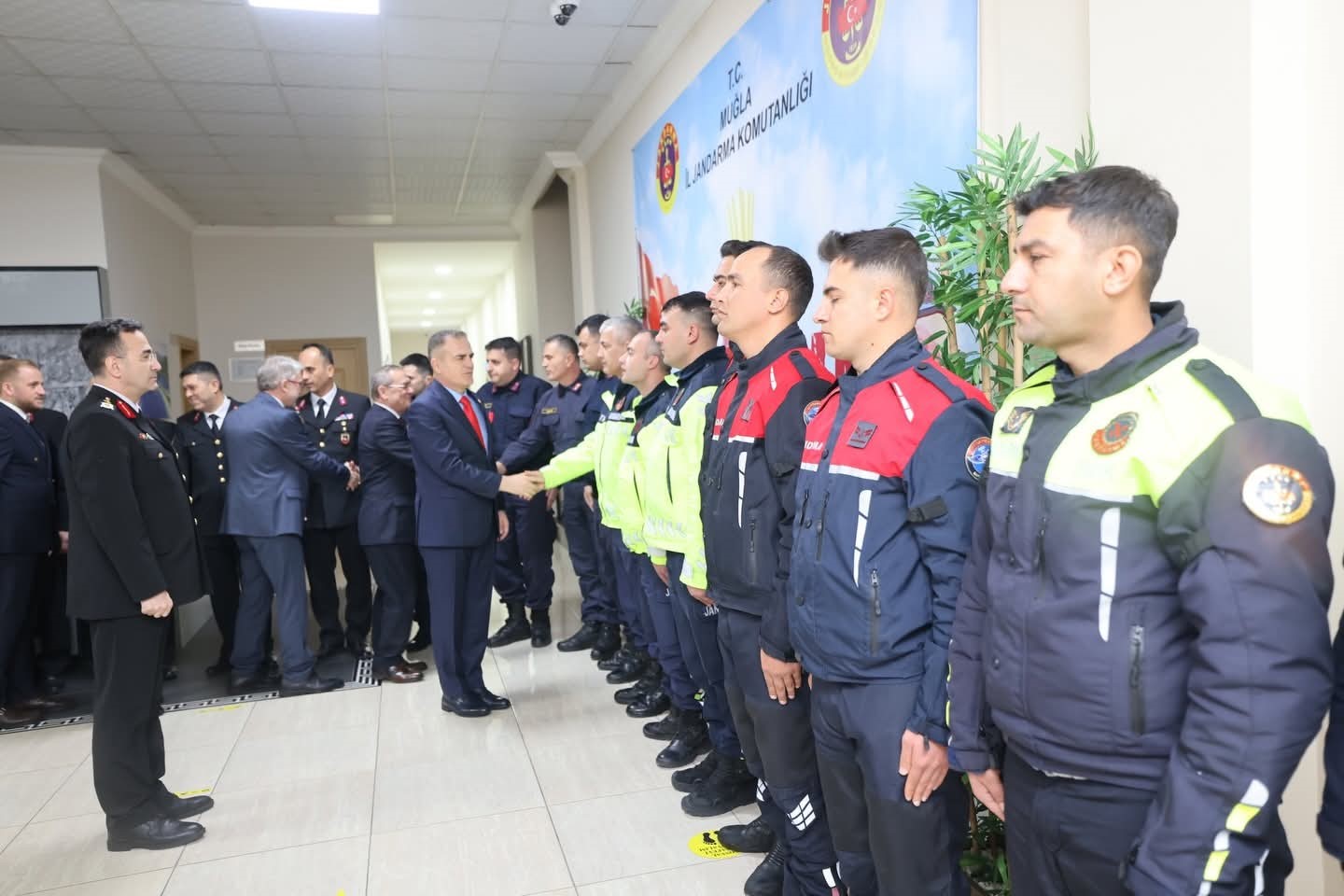 Vali Akbıyık bayramda g&uuml;venlik g&uuml;&ccedil;leri ile bir araya geldi
