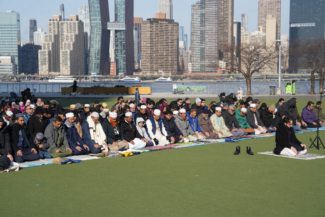 New York&rsquo;ta bayram namazı sokaklara taştı