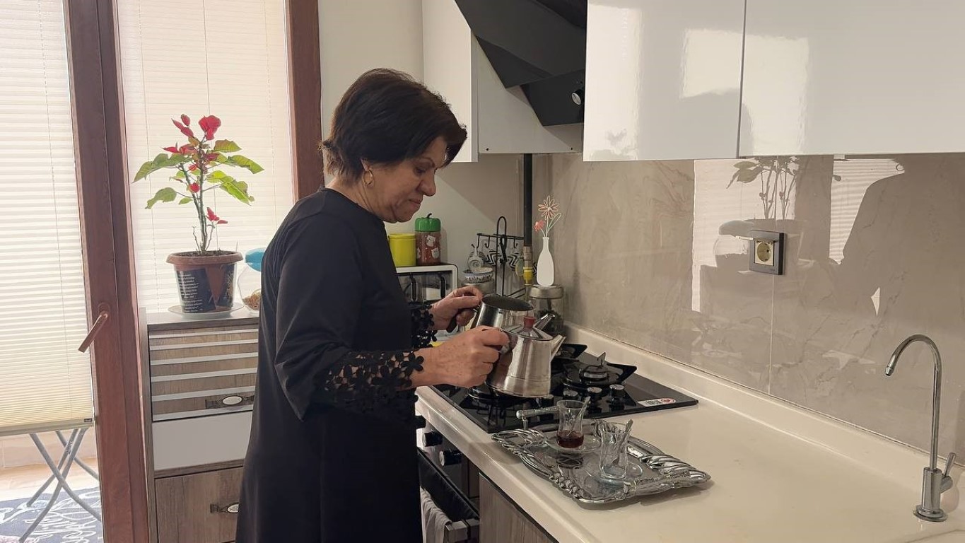 Depremzede Eroğlu ailesi yeni evlerinde ilk bayram sevincini yaşadı