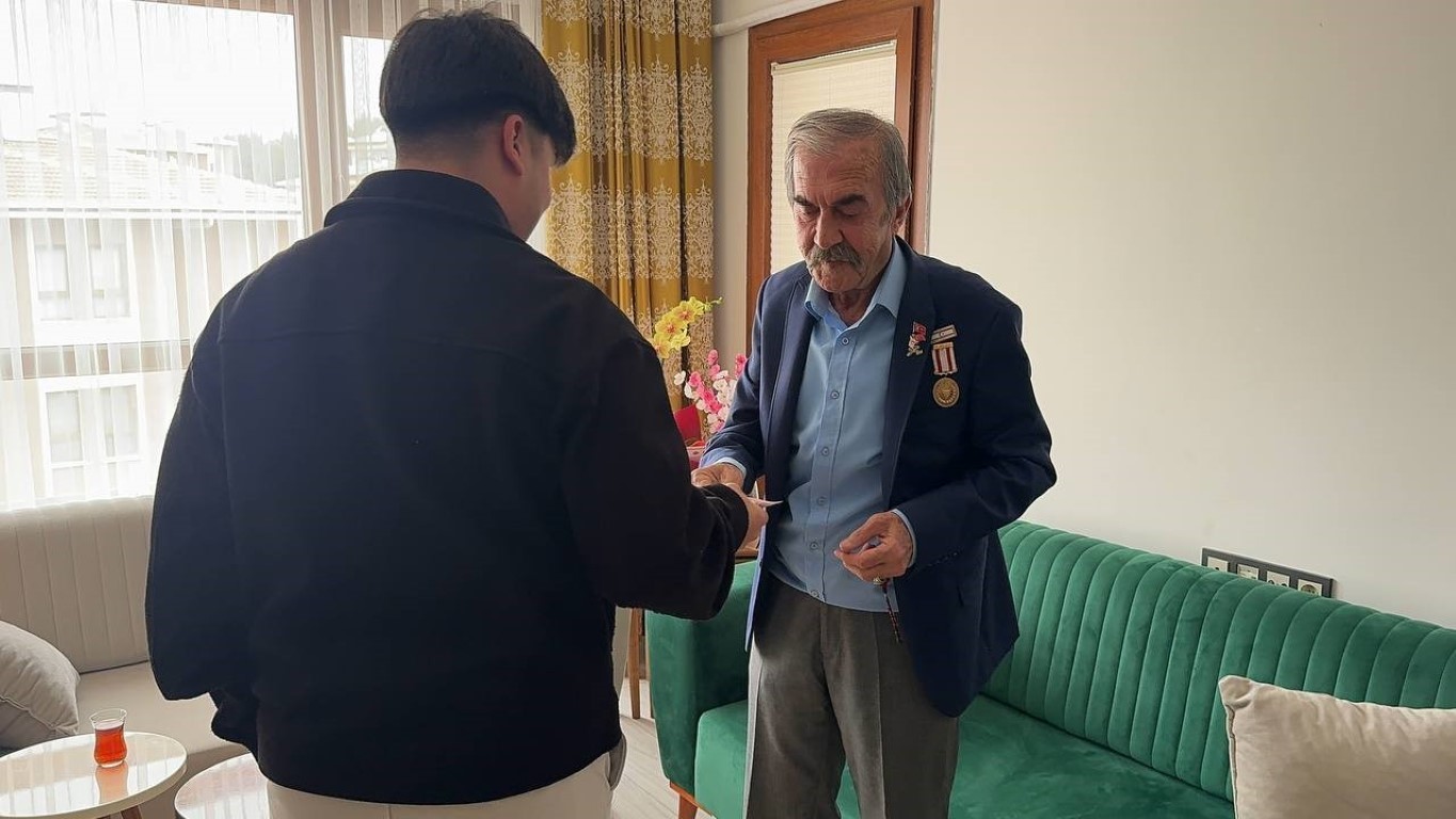 Depremzede Eroğlu ailesi yeni evlerinde ilk bayram sevincini yaşadı