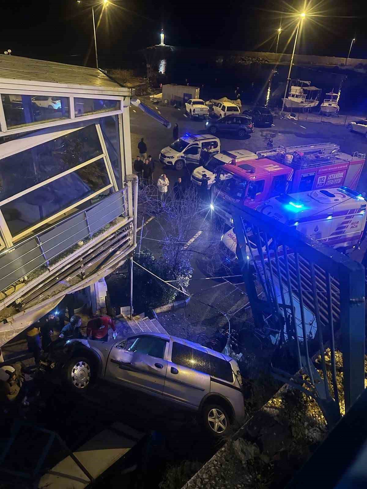 Silivri’de hafif ticari araç 5 metreden aşağı düştü