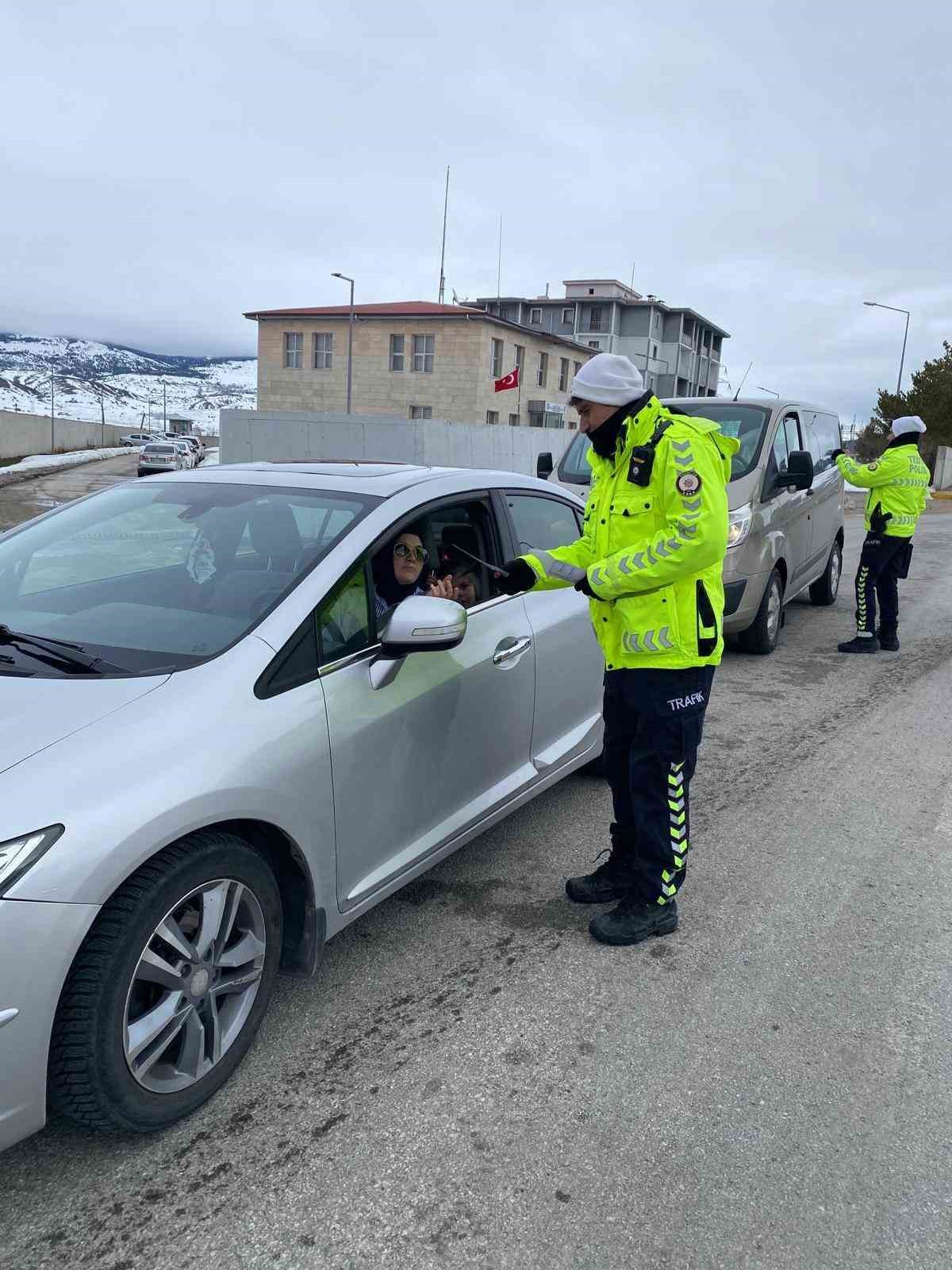 Erzincan&rsquo;da bayram trafiğinde g&uuml;venlik uygulaması
