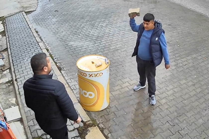 Kavgada eline geçirdiği varil, parke taşı ve masayı karşı tarafın üzerine attı