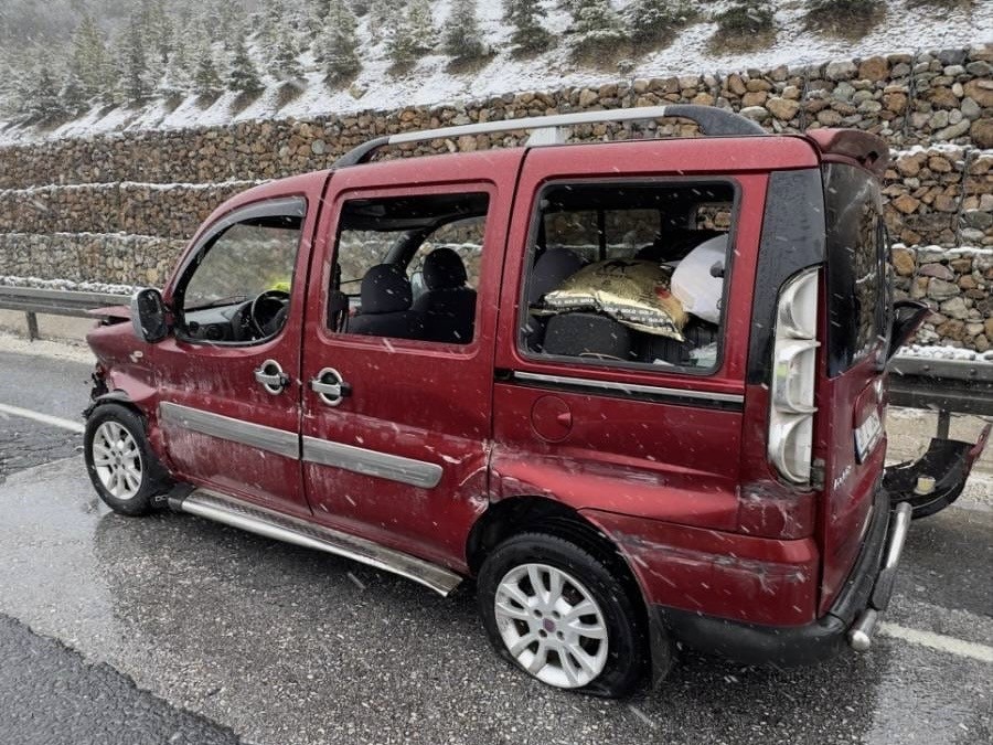 Uşak&rsquo;ta hafif ticari aracın bariyere &ccedil;arpması sonucu 6 kişi yaralandı

