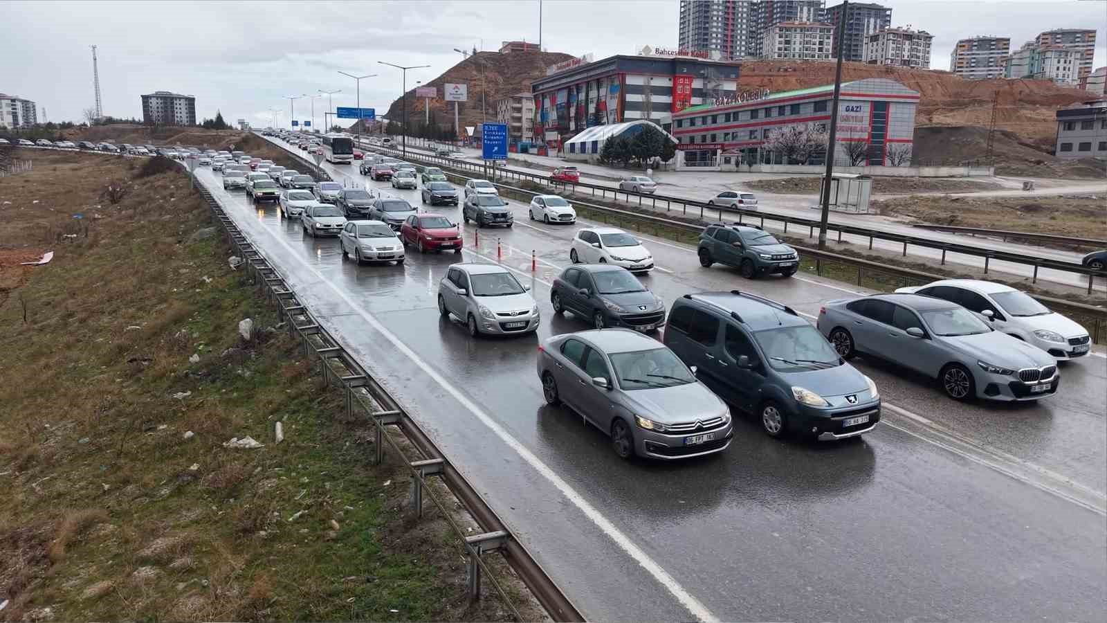Milyonlarca &ouml;ğrenci pazartesi ders başı yapacak, tatilciler d&ouml;n&uuml;şe ge&ccedil;ti: 43 ilin ge&ccedil;iş noktasında yoğun trafik
