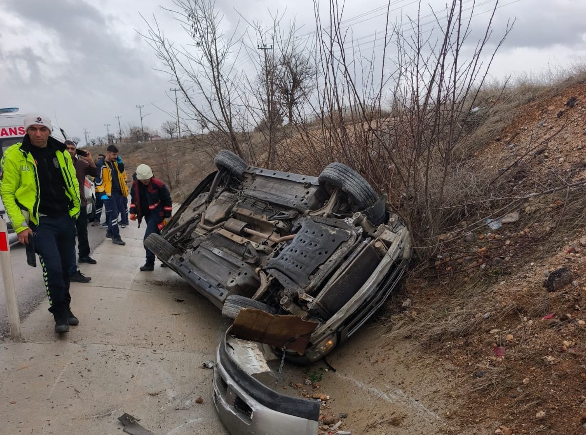 Malatya&rsquo;da kontrolden &ccedil;ıkan ara&ccedil; takla atıp ters d&ouml;nd&uuml;: 6 yaralı
