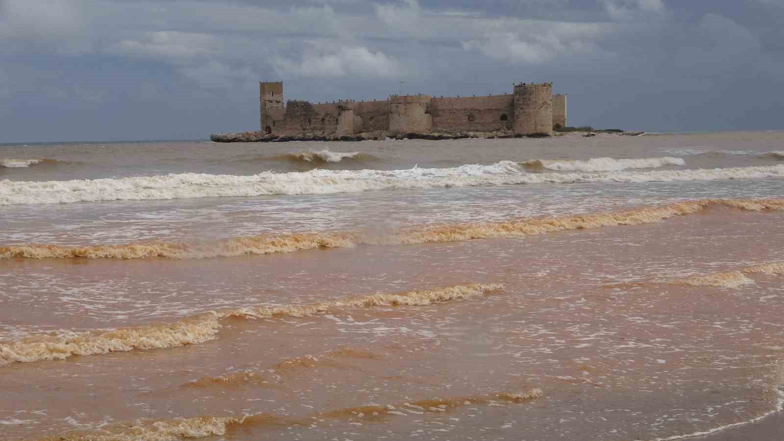 Akdeniz&rsquo;e akan sel suları Kızkalesi &ccedil;evresini kahverengiye b&uuml;r&uuml;d&uuml;
