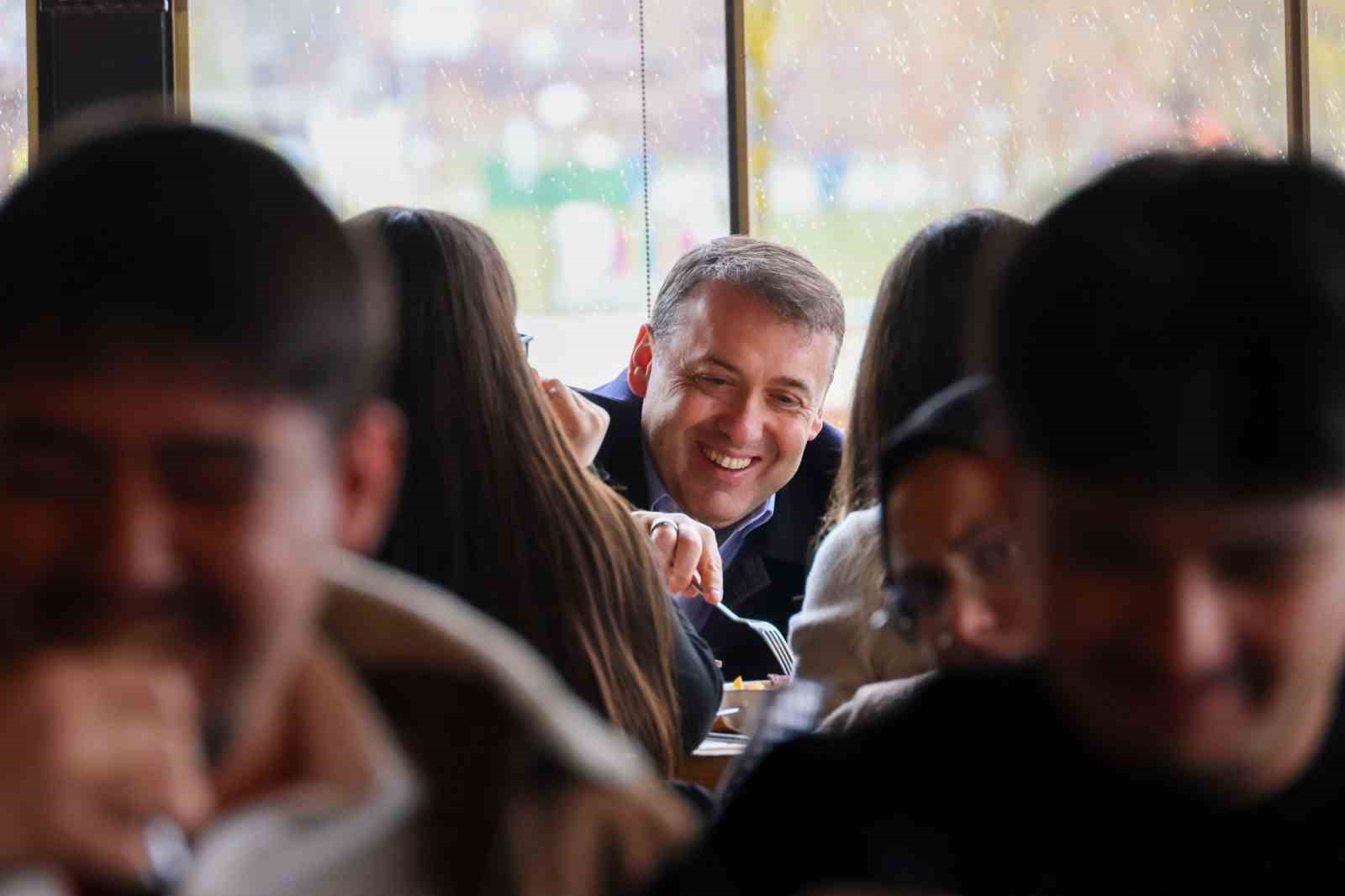 Vali S&ouml;zer bayramda &ccedil;ocuklar ve &ouml;ğrencilerle buluştu
