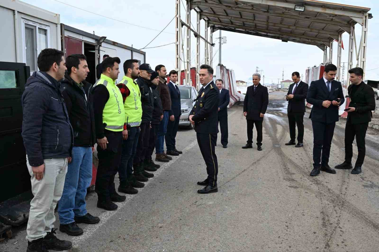 Ağrı Emniyet Müdürü Önder’den bayram mesaisindeki polislere ziyaret