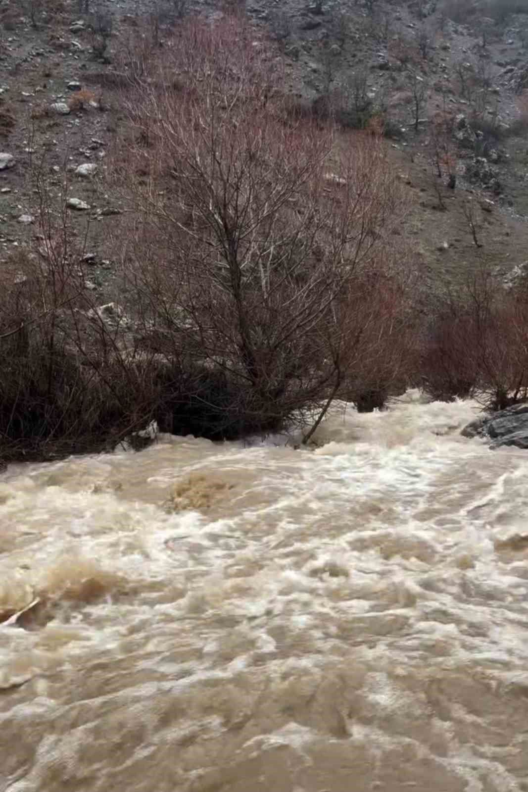 Elazığ&rsquo;da yağış sonrası dereler coştu
